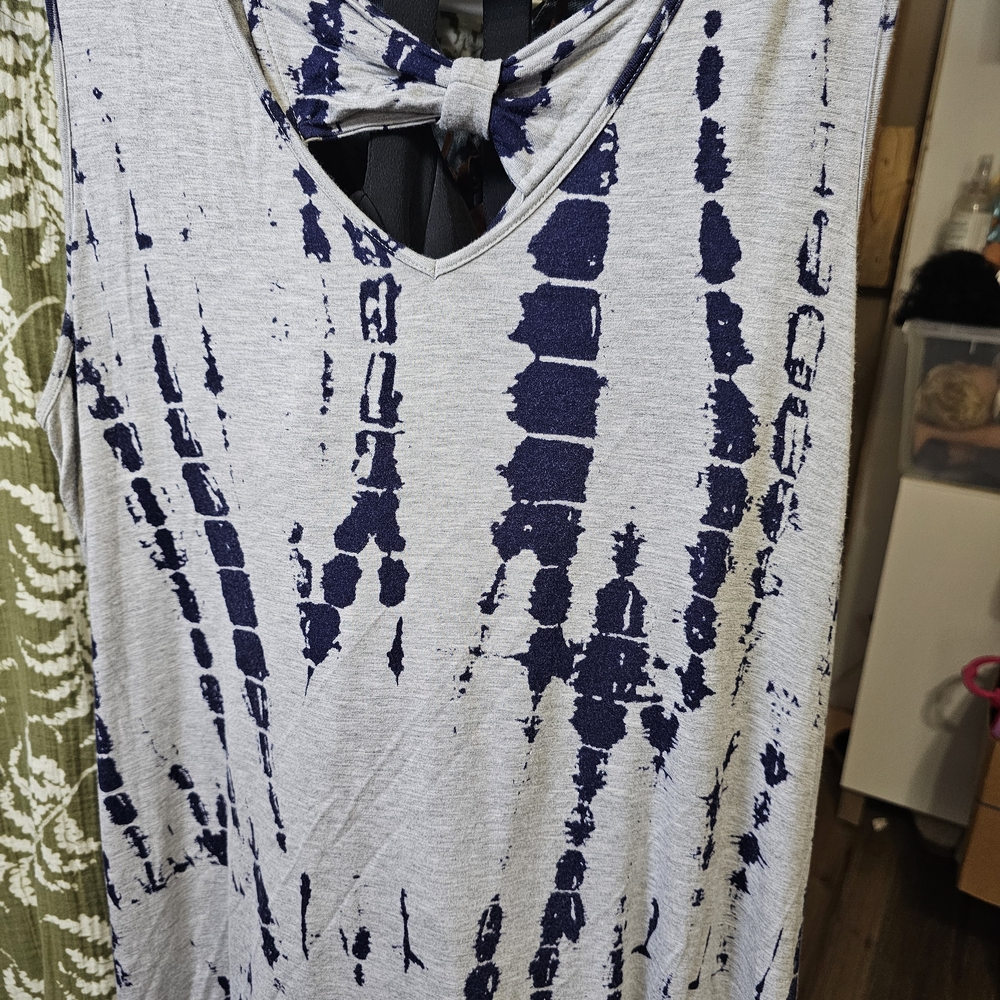 Front of closet size 2x - Picture 2 of 3
